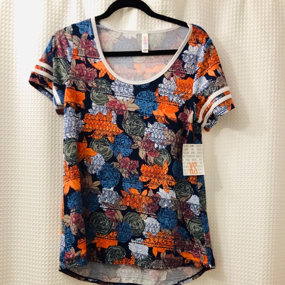 BNWT XS LuLaRoe Classic T